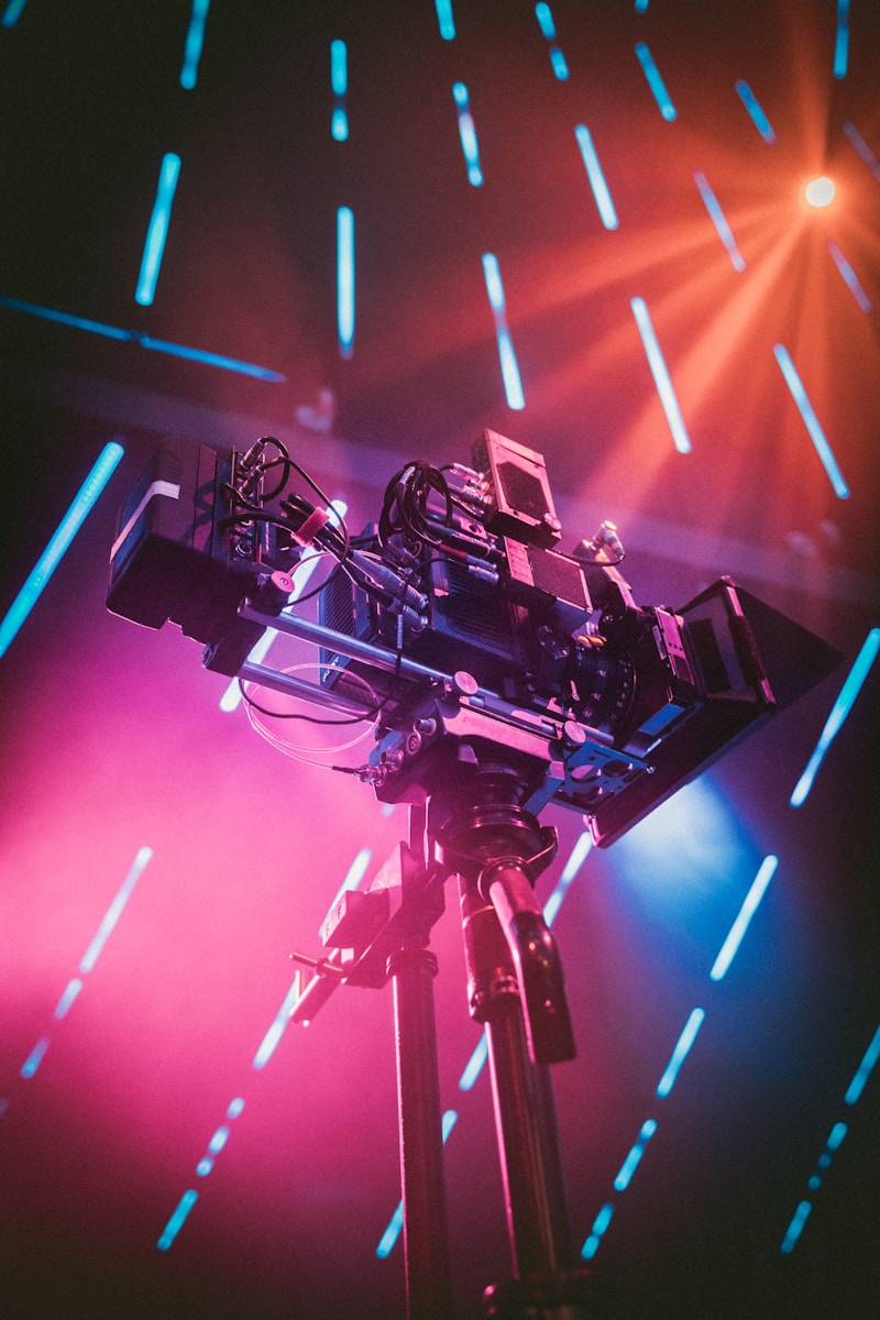 Caméra de tournage sur pied, sous les lumières d'un plateau
